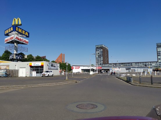 Appartementen aan de rand van een industrieterrein.