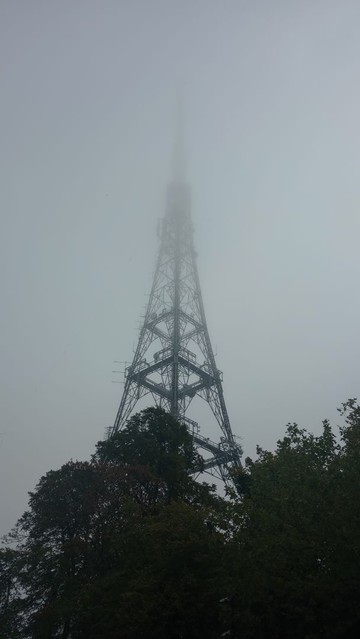 The Crystal Palace Transmitter Tower is a four legged steel-lattice tower often visible in good weather.
In this picture, thanks to the lack of light and presence of fog, the upper parts are not visible.