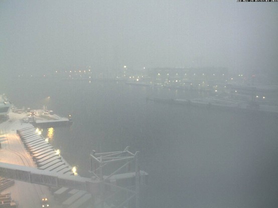 Blick vom Hafengebäude auf die Kieler Innenförde und die Werft. Auf grund des Schneefalls kann man das Werftufer nur auf Grund der Beleuchtung sehen