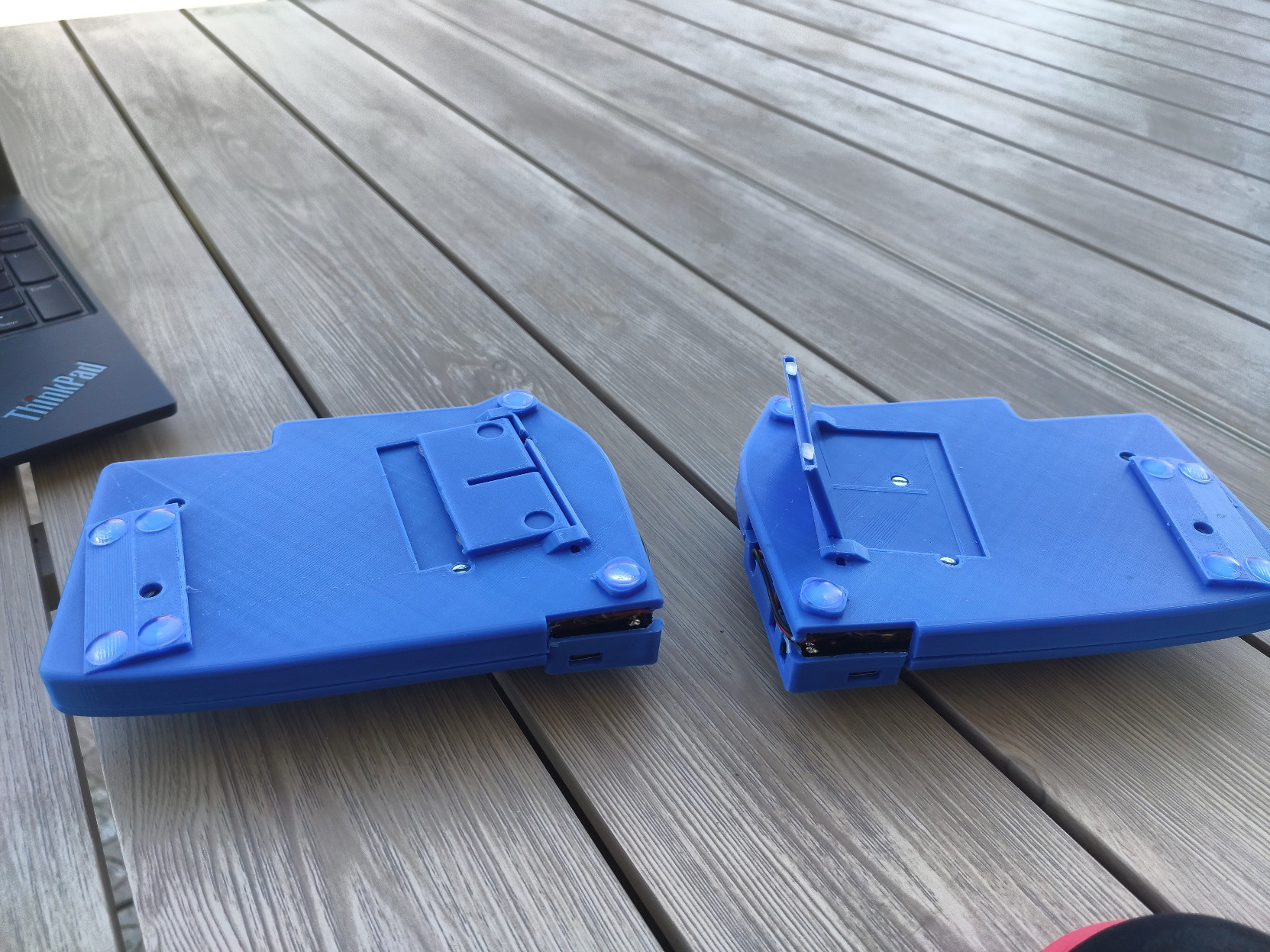 Clavier en deux parties imprimé en 3D
vue de dessous montrant les pieds (l'un plié, l'autre déployé)